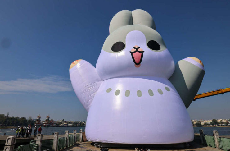 Welcome兔Kaohsiung! 18公尺「巨大ㄇㄚˊ幾兔」登場 高舉雙手迎接大家來賞燈